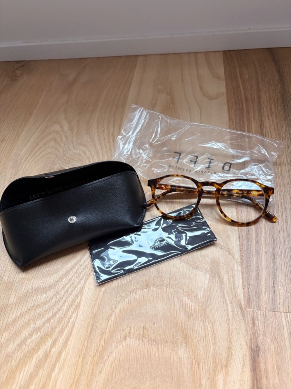 Diff Eyewear Women’s Tortoise Round Glasses in Brown and Amber
